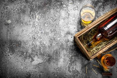 Eski bir kutu içinde Fransız konyak.