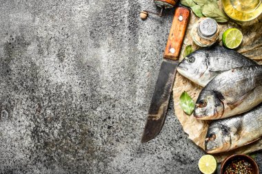 Eski bir bıçak ve baharat ile taze Dorado balık.