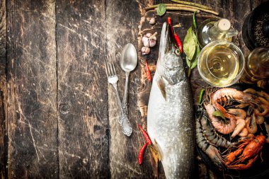 Baharat ve beyaz şarap ile taze pike.