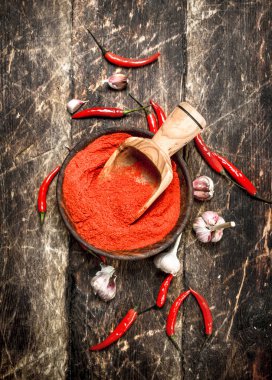 Zemin kırmızı acı biber sarımsak bir kase.