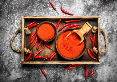 Bir tepsi üzerinde bir kapta taze çekilmiş acı biber.