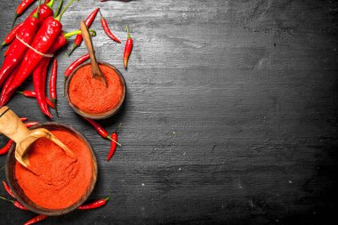 Zemin biber bir ahşap kase.