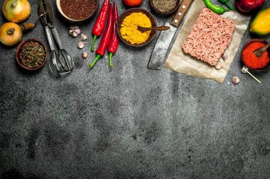 Kıyma çeşitli baharatlar ve otlar ile.