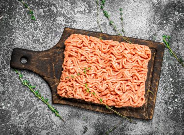 Eski ahşap panosunda taze kıyılmış et.