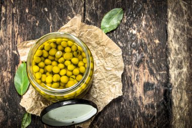 Cam kavanoz turşu yeşil bezelye.