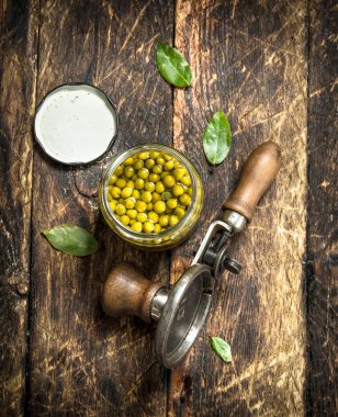 Seamer ile marine edilmiş yeşil bezelye.