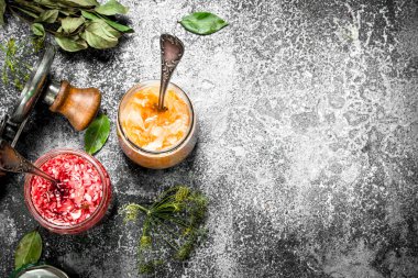 Cam Kavanoz ve seamer lahana turşusu.