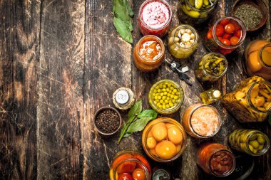 Sebze seamer ile cam kavanozlara korunmuş.