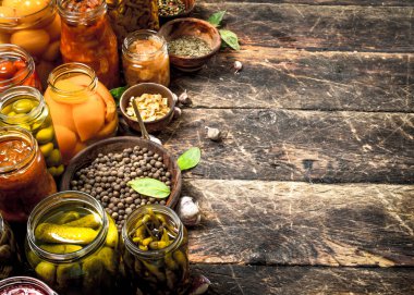 Farklı sebze sebze ve mantar kavanozların içinde korunmuş.