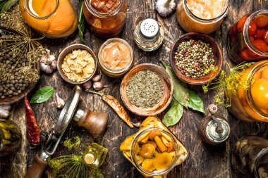 Sebze seamer ile cam kavanozlara korunmuş.