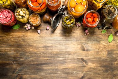 Sebze ve mantar seamer ile cam kavanozlara Marine.