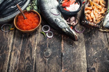 Farklı deniz ürünleri karides ve kırmızı havyar ile.