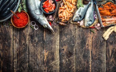 Farklı deniz ürünleri karides ve kırmızı havyar ile.