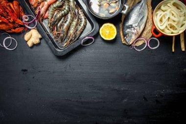 Çeşitli taze deniz ürünleri.