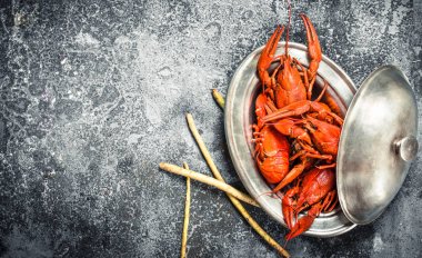 Çelik bir kase pişmiş kerevit.
