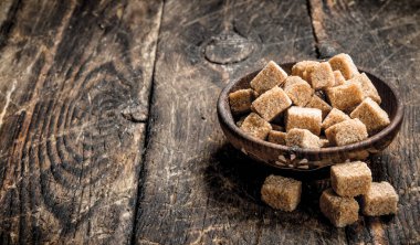 Bir kase şeker kamışı.