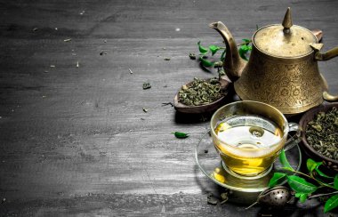 güzel kokulu yeşil çay yaprakları ile.