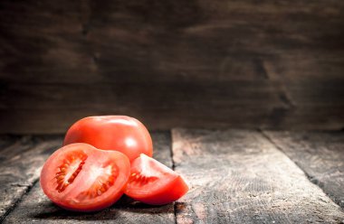Taze domates. Ahşap arka plan üzerinde.