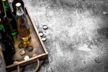 Bira şişeleri bir ahşap tepsi.