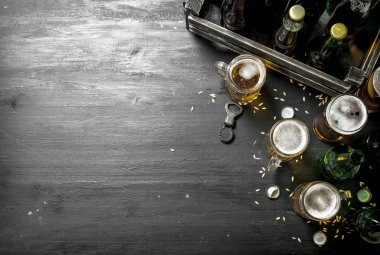 Taze bira gözlük ve eski bir kutu.