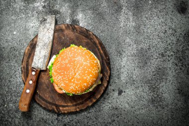 Gemide bir bıçakla taze Dana Burger.