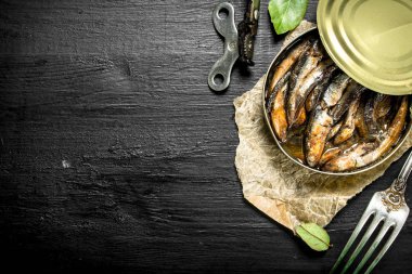 Teneke bir kutuda konserve hamsi.