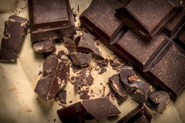 Eski kağıt üzerinde koyu çikolata.