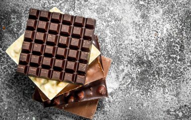 Koyu, beyaz ve fındıklı çikolata.