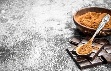 Koyu çikolata kakao tozu ile.