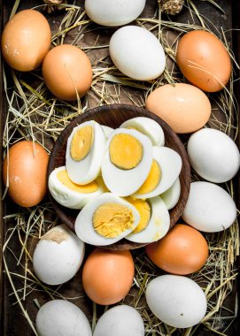 Bir kasede haşlanmış yumurta..