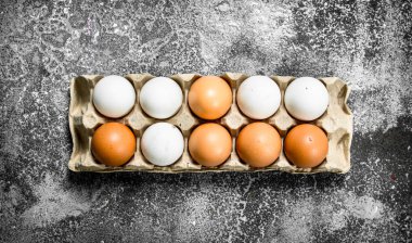 Bir kaset içinde tavuk yumurta.