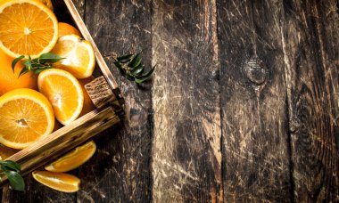 Kutusunda taze portakal.