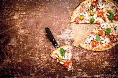Taze et ve domates pizza.