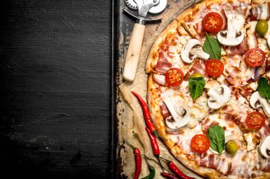 Pastırma, domates, zeytin ve Yeşiller ile taze pizza.