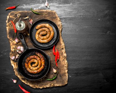 Bir tavada biber eski panosunda ile sosis.