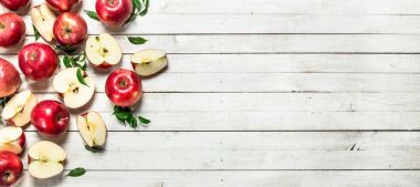 yaprakları taze kırmızı elmalar.