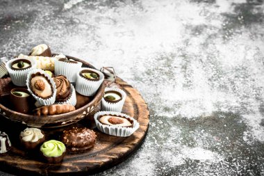 Bir kasede çikolata şekeri.