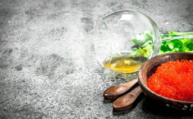 Bir kadeh beyaz şarap ile kırmızı havyar.