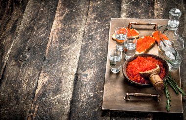 Kırmızı havyar ve votka bir tepsi ile sandviç.