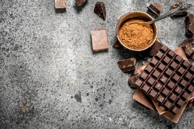 Kakao tozu ile çikolata parçaları.