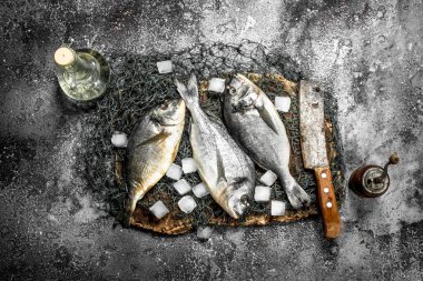 Bir kesme tahtası üzerinde taze hazırlıksız dorado balık.