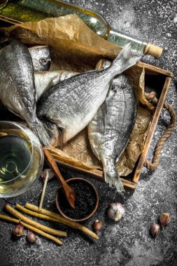 Baharat ve beyaz şarap ile taze Dorado balık.