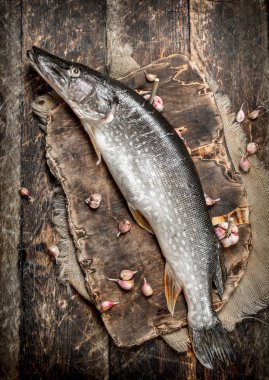 Bir kesme tahtası üzerinde taze hazırlıksız pike.
