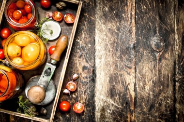 Eski bir tepsi içinde baharatlar ile marine edilmiş domates.