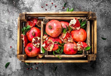 Bir kutu içinde olgun nar.