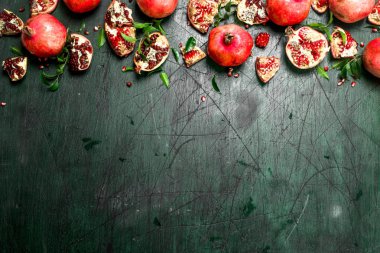 yaprakları ile olgun nar.