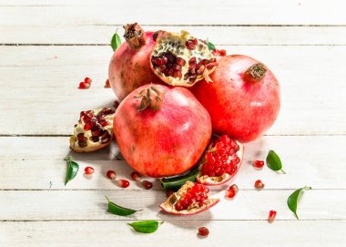 yaprakları ile olgun nar.