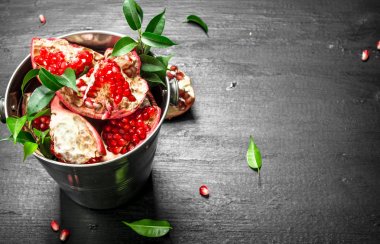 Demet taze olgun nar.