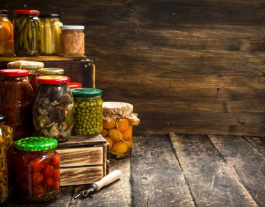 Bir kutu içinde sebze ve mantar korur.