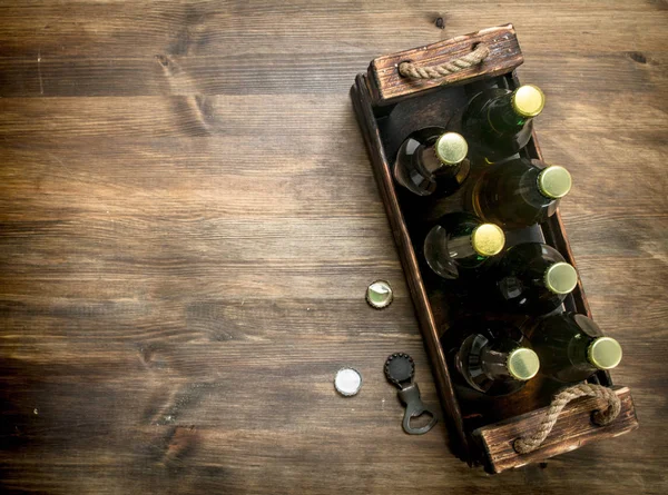 Caixa de cerveja fresca. Na mesa de madeira . — Fotografia de Stock